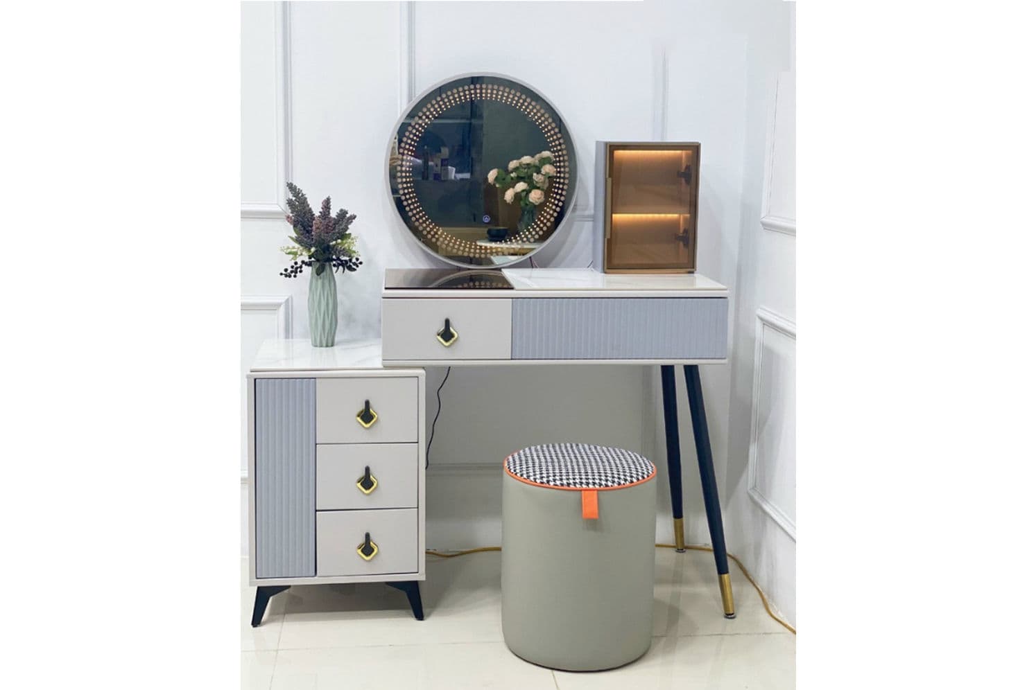 Bàn trang điểm The Ami image #1